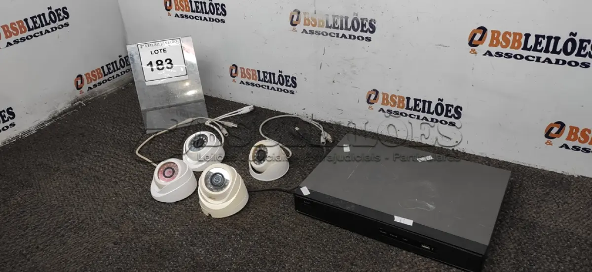 LOTE 183 - 01 APARELHO DVR COM 04 CÂMERAS. (NO ESTADO) ATENÇÃO! FAZER A VISITAÇÃO ANTES DE ARREMATAR, NÃO SABEMOS SE FUNCIONA. LEILÃO NÃO TEM GARANTIA E NEM DEVOLUÇÃO, SUJEITO A POSSÍVEIS AVARIAS VISÍVEIS/OCULTAS E/OU AUSÊNCIA DE COMPONENTES.