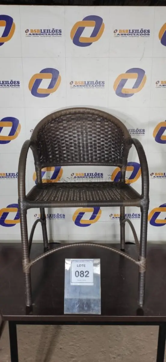 LOTE 082 - 01 POLTRONA DE JARDIM. (NO ESTADO EM QUE SE ENCONTRA. SUJEITO A AVARIAS OCULTAS/VISÍVEIS.) AV9334K