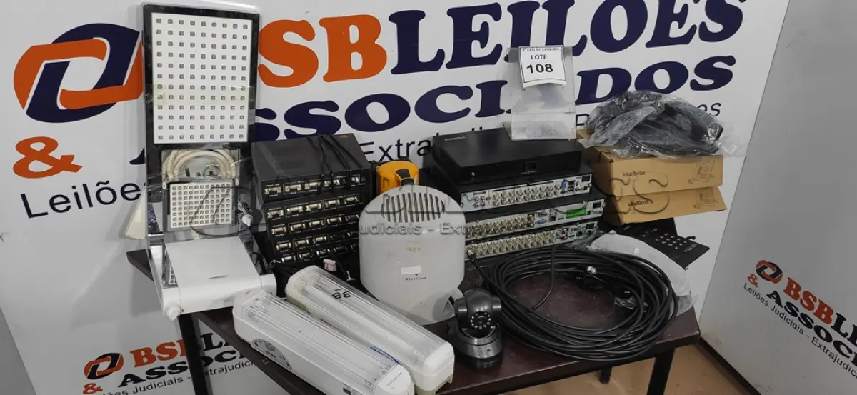 LOTE 108 - 01 LOTE COM VÁRIOS APARELHOS TELEFÔNICOS  MARCA INTELBRAS, VÁRIOS SELETORES MANUAL VGA PARA RETIRADA DE PEÇAS, 01 LUMINÁRIA, 01 ROLO DE CABO COAXIAL, VARIOS APARELHOS DVR PARA RETIRADA DE PEÇAS E MATERIAS  DIVERSOS. (NO ESTADO) ATENÇÃO! FAZER A VISITAÇÃO ANTES DE ARREMATAR, NÃO SABEMOS SE FUNCIONA. LEILÃO NÃO TEM GARANTIA E NEM DEVOLUÇÃO, SUJEITO A POSSÍVEIS AVARIAS VISÍVEIS/OCULTAS E/OU AUSÊNCIA DE COMPONENTES.