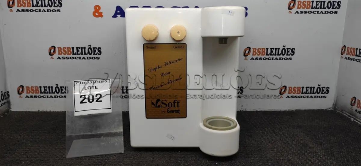 LOTE 202 - 01 PURIFICADOR DE ÁGUA MARCA SOFT. (NO ESTADO) ATENÇÃO! FAZER A VISITAÇÃO ANTES DE ARREMATAR, NÃO SABEMOS SE FUNCIONA. LEILÃO NÃO TEM GARANTIA E NEM DEVOLUÇÃO, SUJEITO A POSSÍVEIS AVARIAS VISÍVEIS/OCULTAS E/OU AUSÊNCIA DE COMPONENTES.