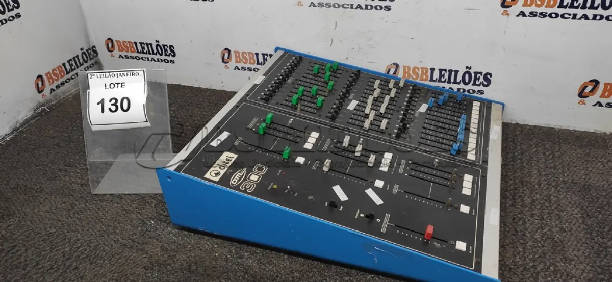 LOTE 130 - 01 MESA DE SOM MODELO OM 300 MARCA DITEL. (NO ESTADO) ATENÇÃO! FAZER A VISITAÇÃO ANTES DE ARREMATAR, NÃO SABEMOS SE FUNCIONA. LEILÃO NÃO TEM GARANTIA E NEM DEVOLUÇÃO, SUJEITO A POSSÍVEIS AVARIAS VISÍVEIS/OCULTAS E/OU AUSÊNCIA DE COMPONENTES.