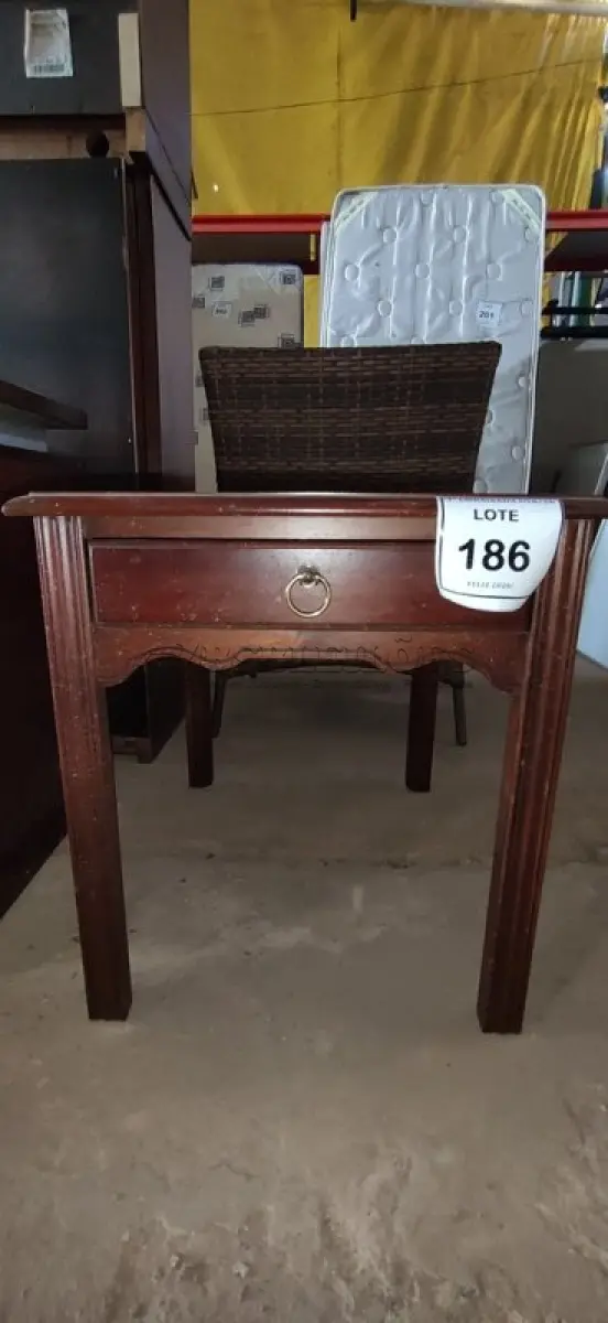 LOTE 186 - 01 MESA LATERAL. (NO ESTADO EM QUE SE ENCONTRA. SUJEITO A AVARIAS OCULTAS/VISÍVEIS.) AV9779M