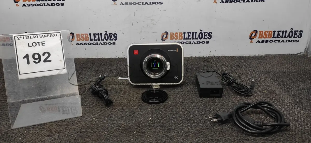 LOTE 192 - 01 CÂMERA BLACKMAGIC DESIGN PRODUCTION CAMERA 4K (EF MOUNT) COM FONTE. (NO ESTADO) ATENÇÃO! FAZER A VISITAÇÃO ANTES DE ARREMATAR, NÃO SABEMOS SE FUNCIONA. LEILÃO NÃO TEM GARANTIA E NEM DEVOLUÇÃO, SUJEITO A POSSÍVEIS AVARIAS VISÍVEIS/OCULTAS E/OU AUSÊNCIA DE COMPONENTES.