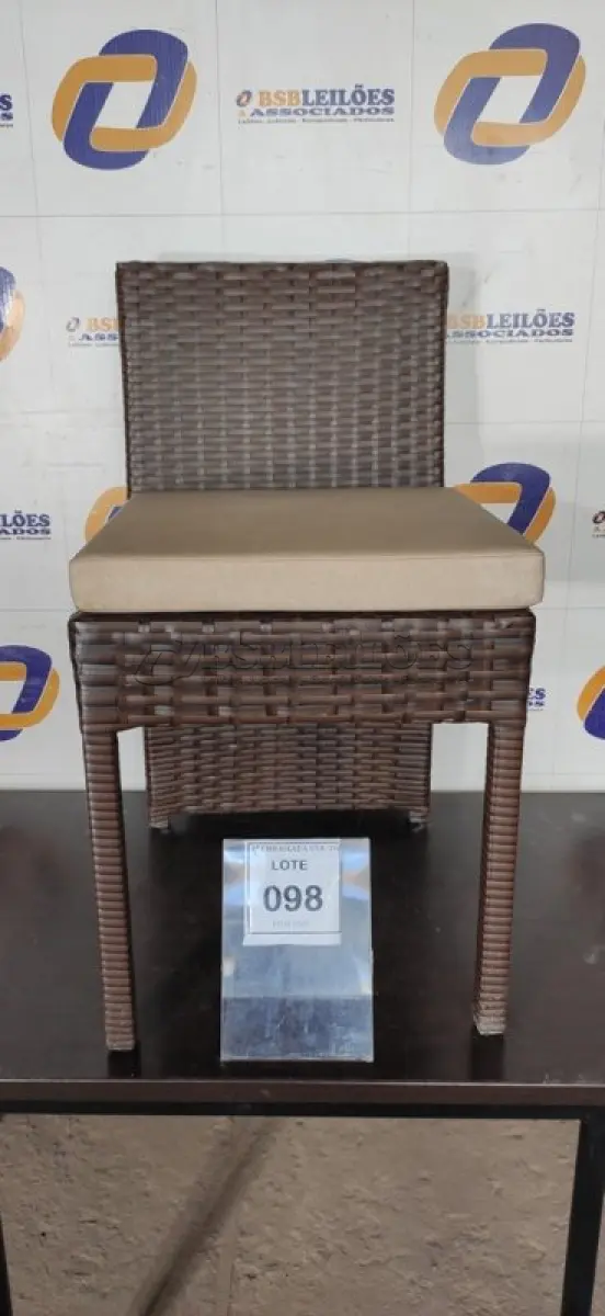 LOTE 098 - 01 CADEIRA DE JARDIM. (NO ESTADO EM QUE SE ENCONTRA. SUJEITO A AVARIAS OCULTAS/VISÍVEIS.) BH1643D