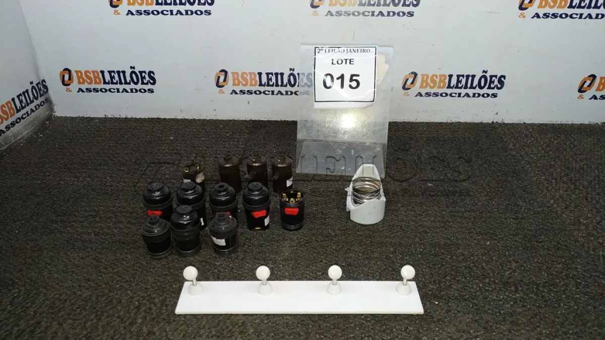 LOTE 015 - 01 CABIDEIRO PVC DE PAREDE E VÁRIOS BOCAIS DE LÂMPADAS MODELOS DIVERSOS. (NO ESTADO) ATENÇÃO! FAZER A VISITAÇÃO ANTES DE ARREMATAR, NÃO SABEMOS SE FUNCIONA. LEILÃO NÃO TEM GARANTIA E NEM DEVOLUÇÃO, SUJEITO A POSSÍVEIS AVARIAS VISÍVEIS/OCULTAS E/OU AUSÊNCIA DE COMPONENTES.