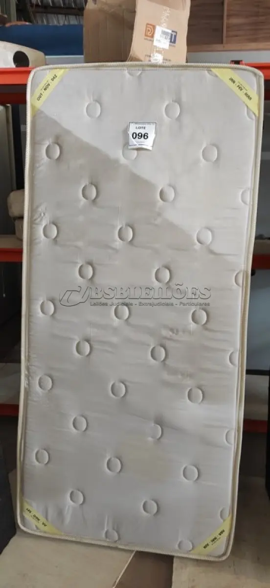 LOTE 096 - 01 COLCHÃO DE SOLTEIRO COM BASE 1,88CM X 88CM. (NO ESTADO EM QUE SE ENCONTRA. SUJEITO A AVARIAS OCULTAS/VISÍVEIS.) BJ7461S