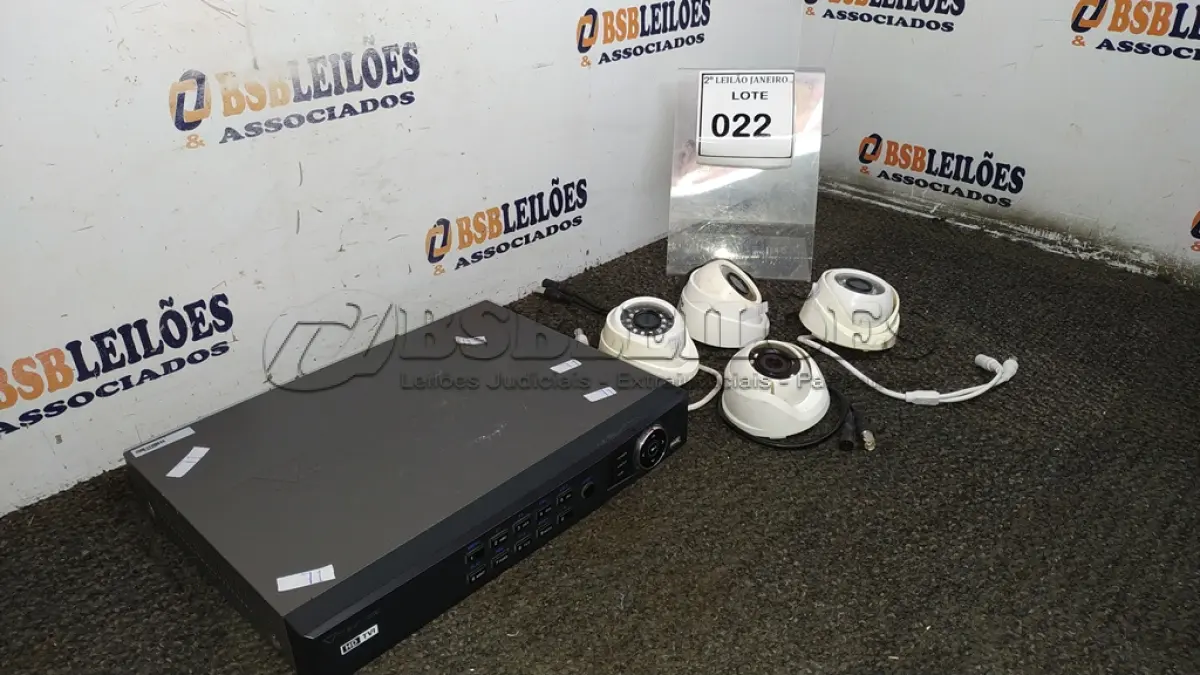 LOTE 022 - 01 DVR E 04 CÂMERAS DE MONITORAMENTO. (NO ESTADO) ATENÇÃO! FAZER A VISITAÇÃO ANTES DE ARREMATAR, NÃO SABEMOS SE FUNCIONA. LEILÃO NÃO TEM GARANTIA E NEM DEVOLUÇÃO, SUJEITO A POSSÍVEIS AVARIAS VISÍVEIS/OCULTAS E/OU AUSÊNCIA DE COMPONENTES.