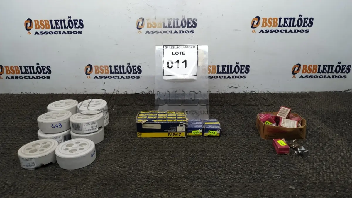 LOTE 011 - 10 TOMADAS POLARIZADAS DE LOUÇA REDONDA EGRANDE QUANTIDADE DE CADEADOS PARA TELEFONE. (NO ESTADO) ATENÇÃO! FAZER A VISITAÇÃO ANTES DE ARREMATAR, NÃO SABEMOS SE FUNCIONA. LEILÃO NÃO TEM GARANTIA E NEM DEVOLUÇÃO, SUJEITO A POSSÍVEIS AVARIAS VISÍVEIS/OCULTAS E/OU AUSÊNCIA DE COMPONENTES.