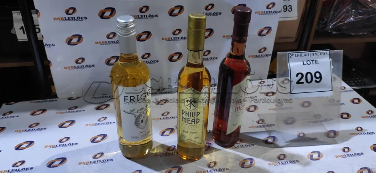 LOTE 209 - 03 GARRAFAS DE HIDROMEL DE 500ML E 750ML SABORES DIVERSOS MARCA PHILIP MEAD . (NO ESTADO) ATENÇÃO! FAZER A VISITAÇÃO ANTES DE ARREMATAR, NÃO SABEMOS SE FUNCIONA. LEILÃO NÃO TEM GARANTIA E NEM DEVOLUÇÃO, SUJEITO A POSSÍVEIS AVARIAS VISÍVEIS/OCULTAS E/OU AUSÊNCIA DE COMPONENTES.