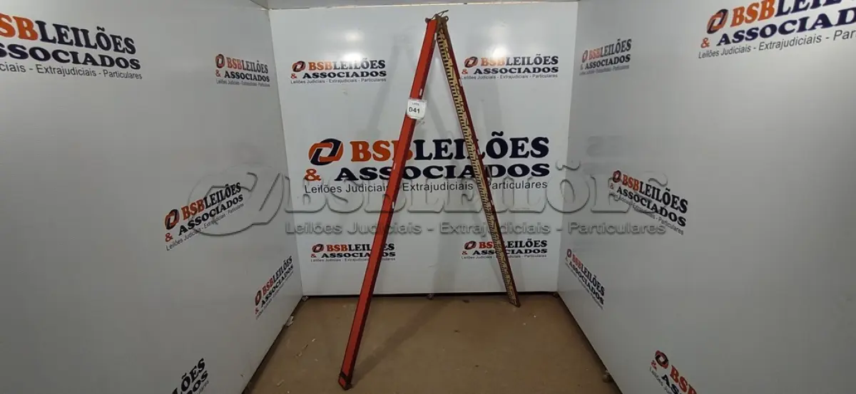 LOTE 041 - 01 MIRA DE TOPOGRAFIA. (NO ESTADO) ATENÇÃO! FAZER A VISITAÇÃO ANTES DE ARREMATAR, NÃO SABEMOS SE FUNCIONA. LEILÃO NÃO TEM GARANTIA E NEM DEVOLUÇÃO, SUJEITO A POSSÍVEIS AVARIAS VISÍVEIS/OCULTAS E/OU AUSÊNCIA DE COMPONENTES.