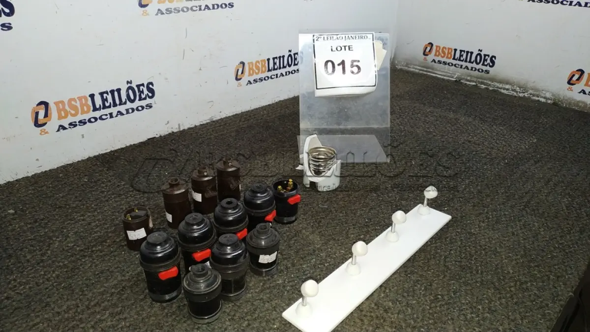 LOTE 015 - 01 CABIDEIRO PVC DE PAREDE E VÁRIOS BOCAIS DE LÂMPADAS MODELOS DIVERSOS. (NO ESTADO) ATENÇÃO! FAZER A VISITAÇÃO ANTES DE ARREMATAR, NÃO SABEMOS SE FUNCIONA. LEILÃO NÃO TEM GARANTIA E NEM DEVOLUÇÃO, SUJEITO A POSSÍVEIS AVARIAS VISÍVEIS/OCULTAS E/OU AUSÊNCIA DE COMPONENTES.