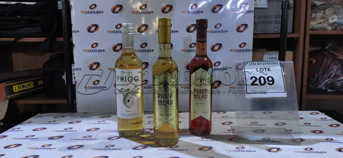 LOTE 209 - 03 GARRAFAS DE HIDROMEL DE 500ML E 750ML SABORES DIVERSOS MARCA PHILIP MEAD . (NO ESTADO) ATENÇÃO! FAZER A VISITAÇÃO ANTES DE ARREMATAR, NÃO SABEMOS SE FUNCIONA. LEILÃO NÃO TEM GARANTIA E NEM DEVOLUÇÃO, SUJEITO A POSSÍVEIS AVARIAS VISÍVEIS/OCULTAS E/OU AUSÊNCIA DE COMPONENTES.