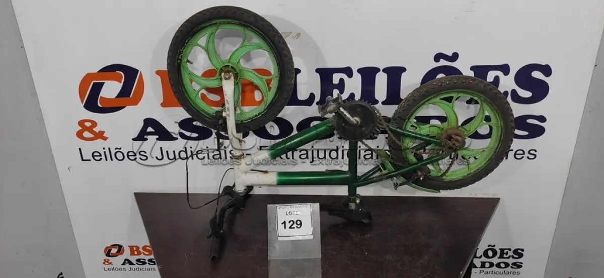 LOTE 129 - 01 BICICLETA INFANTIL. (NO ESTADO) ATENÇÃO! FAZER A VISITAÇÃO ANTES DE ARREMATAR, NÃO SABEMOS SE FUNCIONA. LEILÃO NÃO TEM GARANTIA E NEM DEVOLUÇÃO, SUJEITO A POSSÍVEIS AVARIAS VISÍVEIS/OCULTAS E/OU AUSÊNCIA DE COMPONENTES.