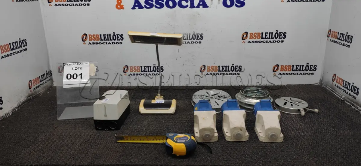 LOTE 001 - 01 LÚMINARIA DE MESA, 03 PINOS FÉMEA DE ALTA PRESSÃO, 01 TRNA DE 7,5M E 03 PLAFONIER. (NO ESTADO) ATENÇÃO! FAZER A VISITAÇÃO ANTES DE ARREMATAR, NÃO SABEMOS SE FUNCIONA. LEILÃO NÃO TEM GARANTIA E NEM DEVOLUÇÃO, SUJEITO A POSSÍVEIS AVARIAS VISÍVEIS/OCULTAS E/OU AUSÊNCIA DE COMPONENTES.