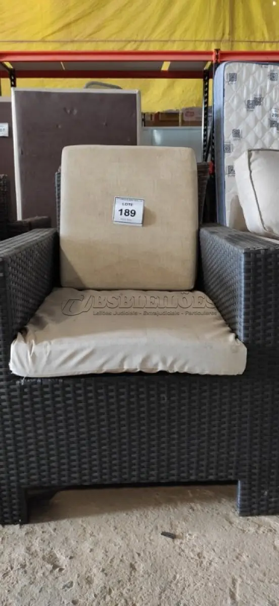 LOTE 189 - 01 POLTRONA DE JARDIM. (NO ESTADO EM QUE SE ENCONTRA. SUJEITO A AVARIAS OCULTAS/VISÍVEIS.) BH1679R