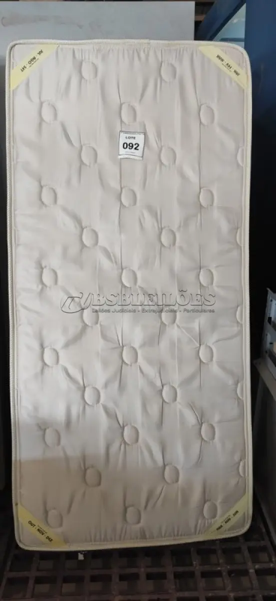 LOTE 092 - 01 COLCHÃO DE SOLTEIRO 1,88CM X 88CM COM BASE. (NO ESTADO EM QUE SE ENCONTRA. SUJEITO A AVARIAS OCULTAS/VISÍVEIS.) BJ7267J