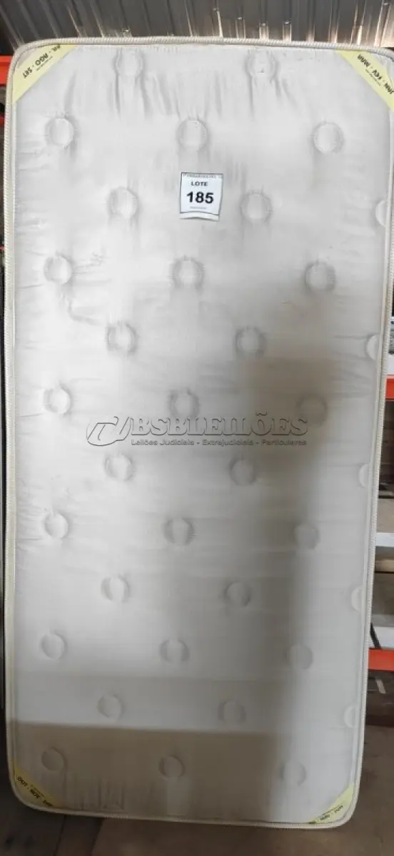 LOTE 185 - 01 COLCHÃO DE SOLTEIRO 1,88CM X 88CM COM BASE. (NO ESTADO EM QUE SE ENCONTRA. SUJEITO A AVARIAS OCULTAS/VISÍVEIS.) BJ7493S