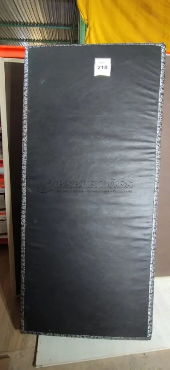 LOTE 218 - 01 BASE DE COLCHÃO 1,88CM X 88CM. (NO ESTADO EM QUE SE ENCONTRA. SUJEITO A AVARIAS OCULTAS/VISÍVEIS.) N/A