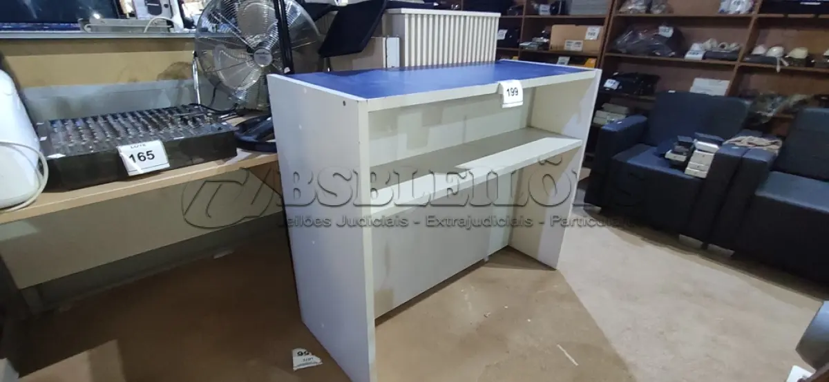 LOTE 199 - 01 BALCÃO COM 01 COMPARTIMENTO EM MADEIRA NA COR BRANCO COM AZUL. (NO ESTADO) ATENÇÃO! FAZER A VISITAÇÃO ANTES DE ARREMATAR, NÃO SABEMOS SE FUNCIONA. LEILÃO NÃO TEM GARANTIA E NEM DEVOLUÇÃO, SUJEITO A POSSÍVEIS AVARIAS VISÍVEIS/OCULTAS E/OU AUSÊNCIA DE COMPONENTES.