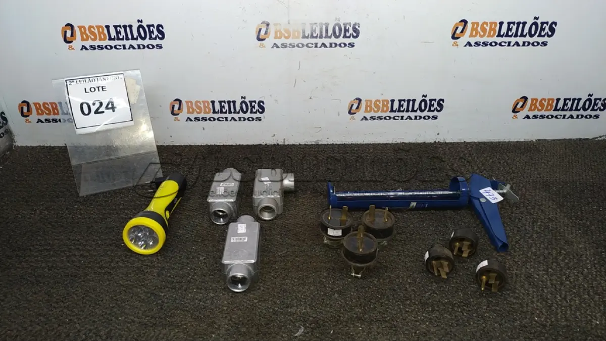 LOTE 024 - 03 CONDUITES DE METAL, 01 LANTERNA RECARREGÁVEL E 01 APLICADOR DE SILICONE. (NO ESTADO) ATENÇÃO! FAZER A VISITAÇÃO ANTES DE ARREMATAR, NÃO SABEMOS SE FUNCIONA. LEILÃO NÃO TEM GARANTIA E NEM DEVOLUÇÃO, SUJEITO A POSSÍVEIS AVARIAS VISÍVEIS/OCULTAS E/OU AUSÊNCIA DE COMPONENTES.