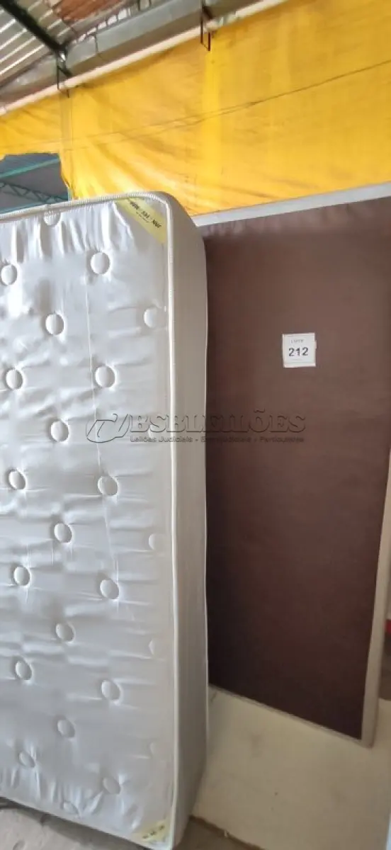 LOTE 212 - 01 COLCHÃO DE SOLTEIRO COM BASE 1,88CM X 88CM. (NO ESTADO EM QUE SE ENCONTRA. SUJEITO A AVARIAS OCULTAS/VISÍVEIS.) BJ7494G