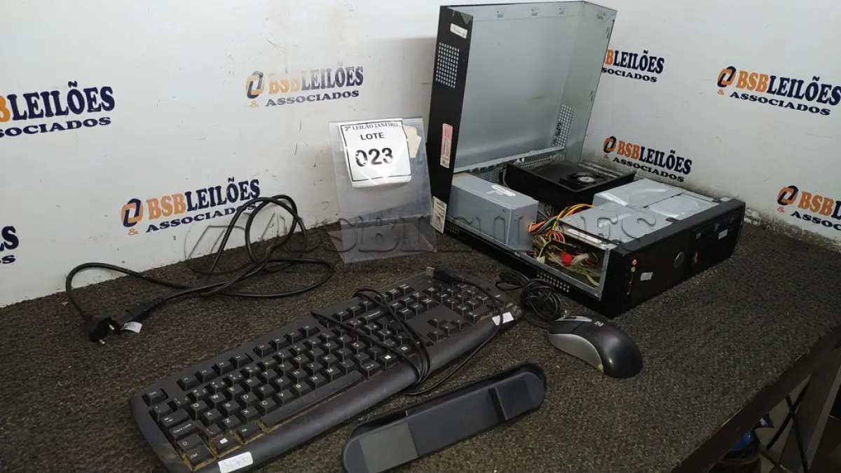 LOTE 023 - 01 CPU INFORWAY 4GB HD 500, 01 MOUSE, 01 TECLADO , 01 BASE DE CPU, 01 CABO DE FORÇA. (NO ESTADO) ATENÇÃO! FAZER A VISITAÇÃO ANTES DE ARREMATAR, NÃO SABEMOS SE FUNCIONA. LEILÃO NÃO TEM GARANTIA E NEM DEVOLUÇÃO, SUJEITO A POSSÍVEIS AVARIAS VISÍVEIS/OCULTAS E/OU AUSÊNCIA DE COMPONENTES.
