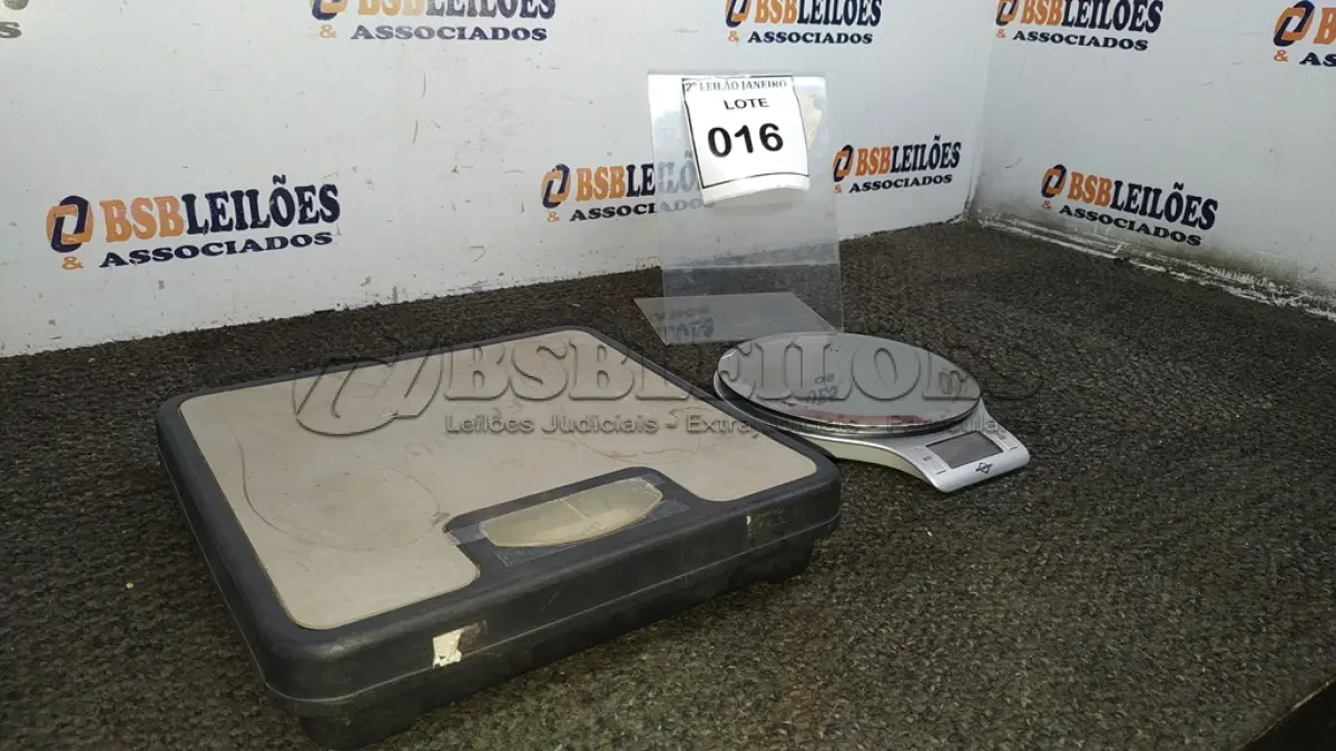LOTE 016 - 01 BALANÇA DIGITAL DE USO DOMÉSTICO E 01 BALANÇA CORPORAL. (NO ESTADO) ATENÇÃO! FAZER A VISITAÇÃO ANTES DE ARREMATAR, NÃO SABEMOS SE FUNCIONA. LEILÃO NÃO TEM GARANTIA E NEM DEVOLUÇÃO, SUJEITO A POSSÍVEIS AVARIAS VISÍVEIS/OCULTAS E/OU AUSÊNCIA DE COMPONENTES.