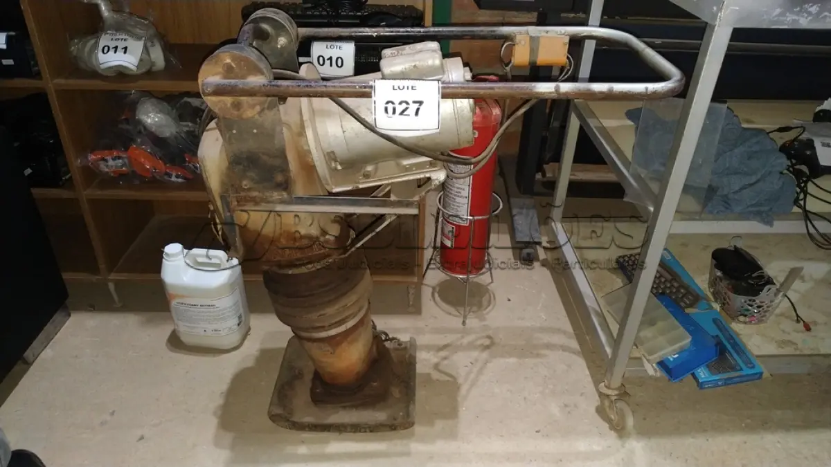 LOTE 027 - 01 COMPACTADORA DE SOLO ELÉTRICA. (NO ESTADO) ATENÇÃO! FAZER A VISITAÇÃO ANTES DE ARREMATAR, NÃO SABEMOS SE FUNCIONA. LEILÃO NÃO TEM GARANTIA E NEM DEVOLUÇÃO, SUJEITO A POSSÍVEIS AVARIAS VISÍVEIS/OCULTAS E/OU AUSÊNCIA DE COMPONENTES.