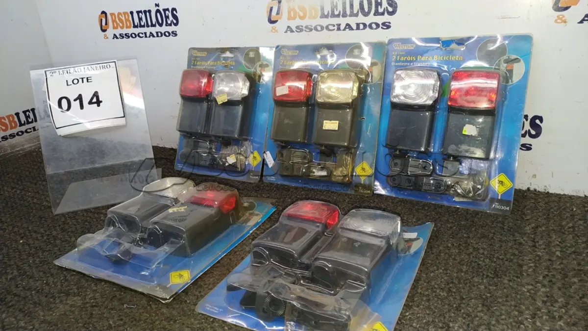 LOTE 014 - 05 LANTERNAS PARA BICICLETA. (NO ESTADO) ATENÇÃO! FAZER A VISITAÇÃO ANTES DE ARREMATAR, NÃO SABEMOS SE FUNCIONA. LEILÃO NÃO TEM GARANTIA E NEM DEVOLUÇÃO, SUJEITO A POSSÍVEIS AVARIAS VISÍVEIS/OCULTAS E/OU AUSÊNCIA DE COMPONENTES.
