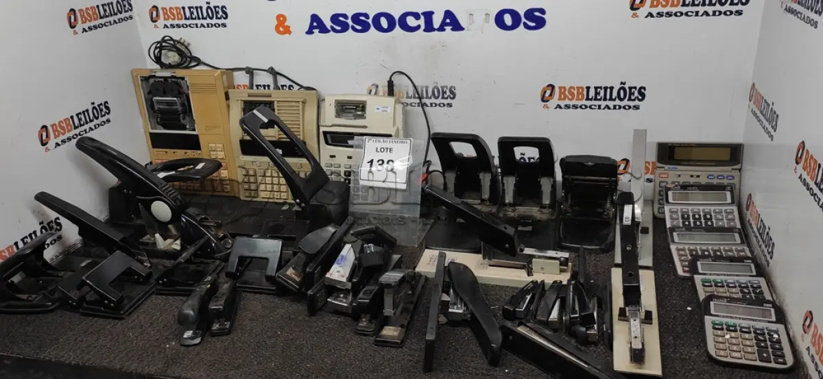 LOTE 138 - 01 LOTE COM VÁRIOS GRAMPEADORES E CALCULADORAS COMERCIAIS. (NO ESTADO) ATENÇÃO! FAZER A VISITAÇÃO ANTES DE ARREMATAR, NÃO SABEMOS SE FUNCIONA. LEILÃO NÃO TEM GARANTIA E NEM DEVOLUÇÃO, SUJEITO A POSSÍVEIS AVARIAS VISÍVEIS/OCULTAS E/OU AUSÊNCIA DE COMPONENTES.
