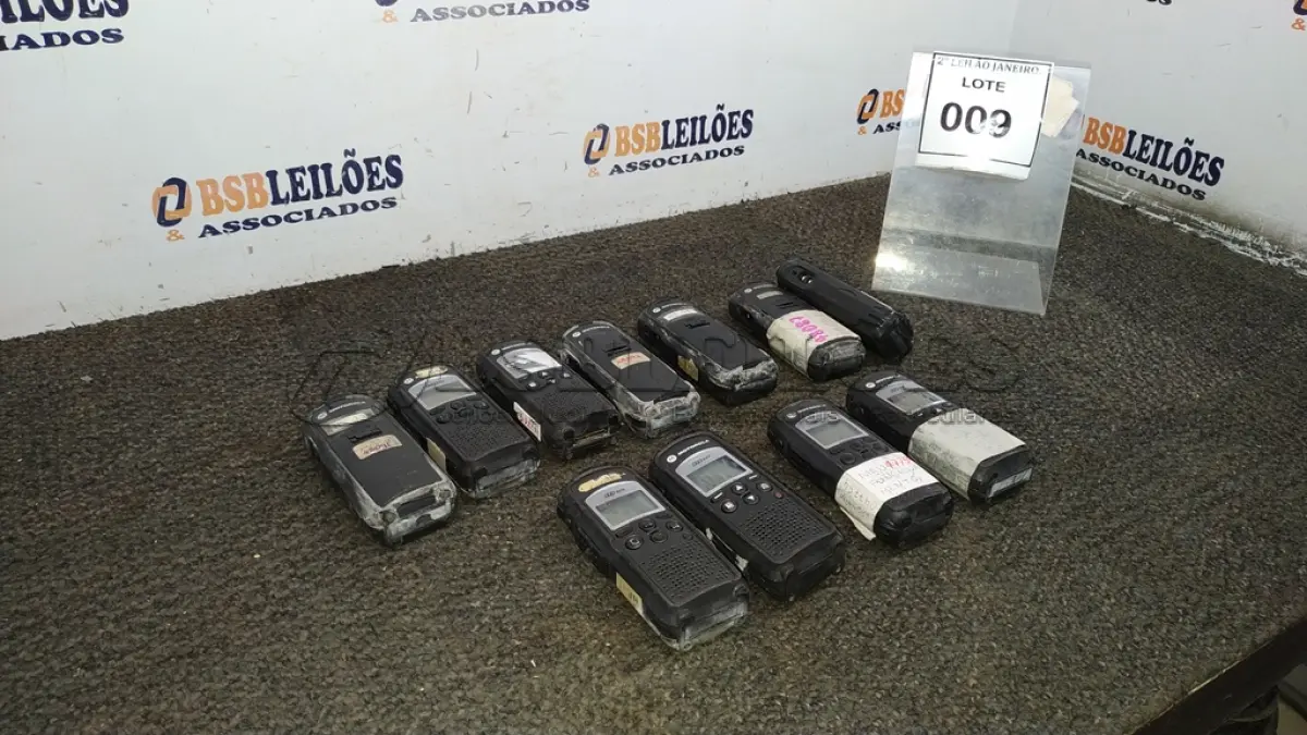 LOTE 009 - 11 RÁDIOS COMUNICADORES MARCA MARCA MOTOROLA. (NO ESTADO) ATENÇÃO! FAZER A VISITAÇÃO ANTES DE ARREMATAR, NÃO SABEMOS SE FUNCIONA. LEILÃO NÃO TEM GARANTIA E NEM DEVOLUÇÃO, SUJEITO A POSSÍVEIS AVARIAS VISÍVEIS/OCULTAS E/OU AUSÊNCIA DE COMPONENTES.
