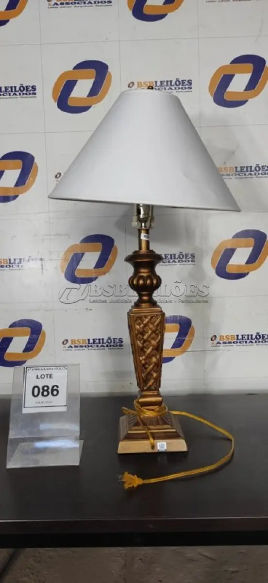 LOTE 086 - 01 ABAJUR. (NO ESTADO EM QUE SE ENCONTRA. SUJEITO A AVARIAS OCULTAS/VISÍVEIS.) AV9392J