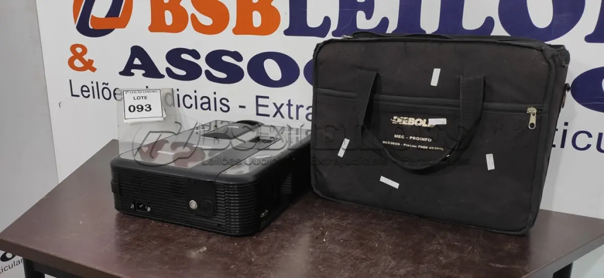 LOTE 093 - 01 PROJETOR MARCA DIEBOLD. (NO ESTADO) ATENÇÃO! FAZER A VISITAÇÃO ANTES DE ARREMATAR, NÃO SABEMOS SE FUNCIONA. LEILÃO NÃO TEM GARANTIA E NEM DEVOLUÇÃO, SUJEITO A POSSÍVEIS AVARIAS VISÍVEIS/OCULTAS E/OU AUSÊNCIA DE COMPONENTES.