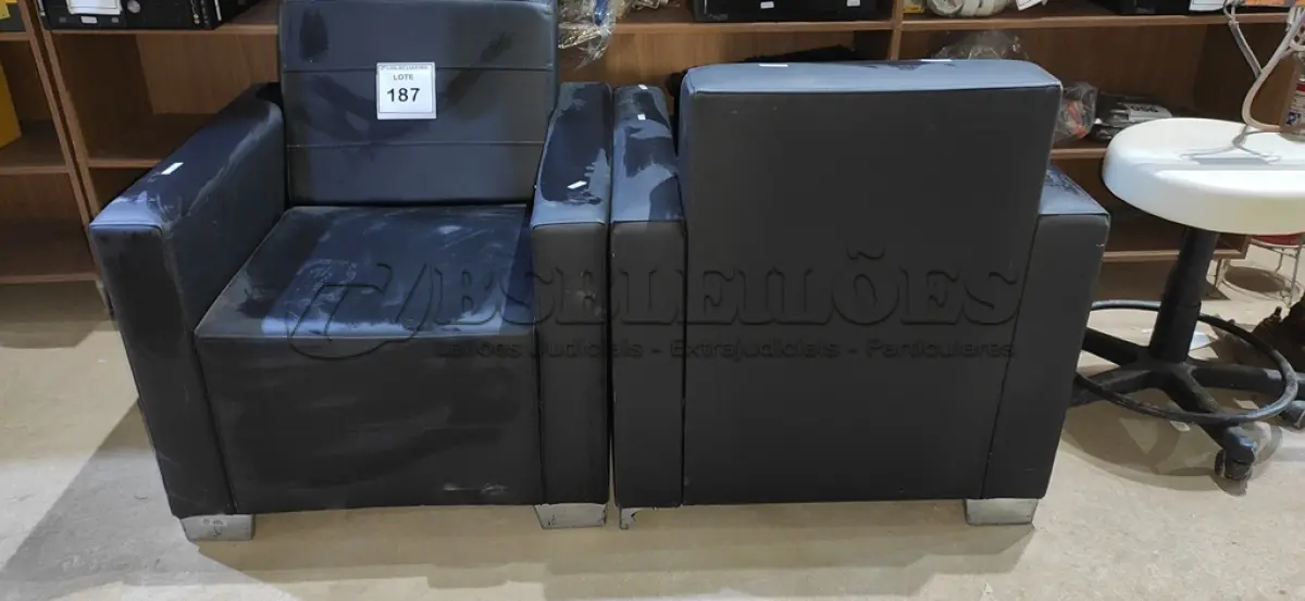 LOTE 187 - 02 POLTRONAS NA COR PRETA. (NO ESTADO) ATENÇÃO! FAZER A VISITAÇÃO ANTES DE ARREMATAR, NÃO SABEMOS SE FUNCIONA. LEILÃO NÃO TEM GARANTIA E NEM DEVOLUÇÃO, SUJEITO A POSSÍVEIS AVARIAS VISÍVEIS/OCULTAS E/OU AUSÊNCIA DE COMPONENTES.