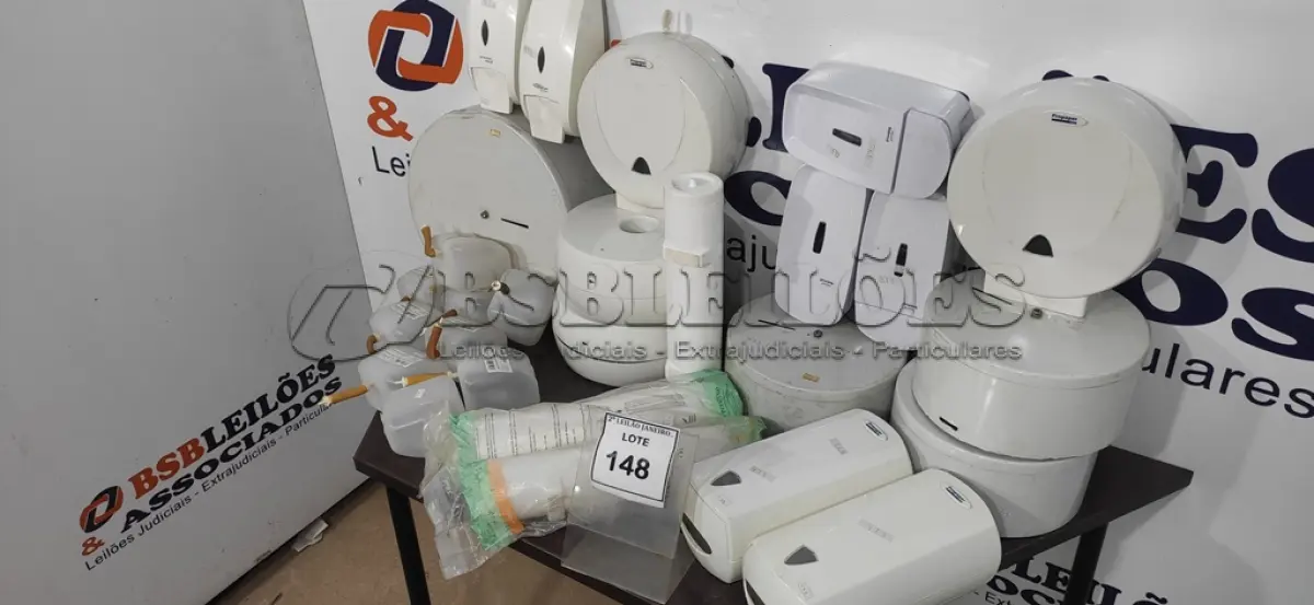 LOTE 148 - 01 LOTE COM VÁRIOS DISPENSES DE PAPEL E DE ÁLCOOL EM GEL. (NO ESTADO) ATENÇÃO! FAZER A VISITAÇÃO ANTES DE ARREMATAR, NÃO SABEMOS SE FUNCIONA. LEILÃO NÃO TEM GARANTIA E NEM DEVOLUÇÃO, SUJEITO A POSSÍVEIS AVARIAS VISÍVEIS/OCULTAS E/OU AUSÊNCIA DE COMPONENTES.