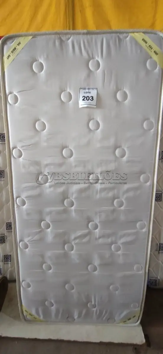 LOTE 203 - 01 COLCHÃO DE SOLTEIRO COM BASE 1,88CM X 88CM. (NO ESTADO EM QUE SE ENCONTRA. SUJEITO A AVARIAS OCULTAS/VISÍVEIS.) BJ7494D