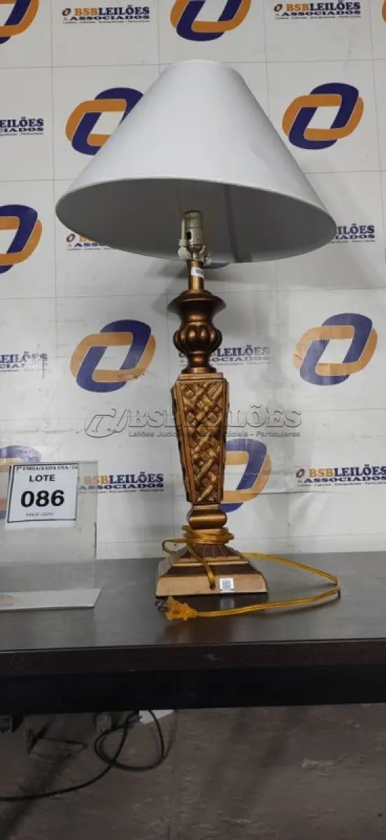 LOTE 086 - 01 ABAJUR. (NO ESTADO EM QUE SE ENCONTRA. SUJEITO A AVARIAS OCULTAS/VISÍVEIS.) AV9392J