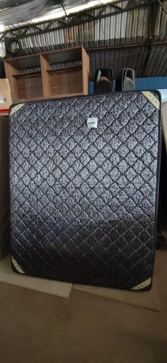 LOTE 094 - 01 COLCHÃO DE CASAL COM BASE 1,98CM X 1,58CM COM BASES. (NO ESTADO EM QUE SE ENCONTRA. SUJEITO A AVARIAS OCULTAS/VISÍVEIS.) AU1897Y/AV9823H