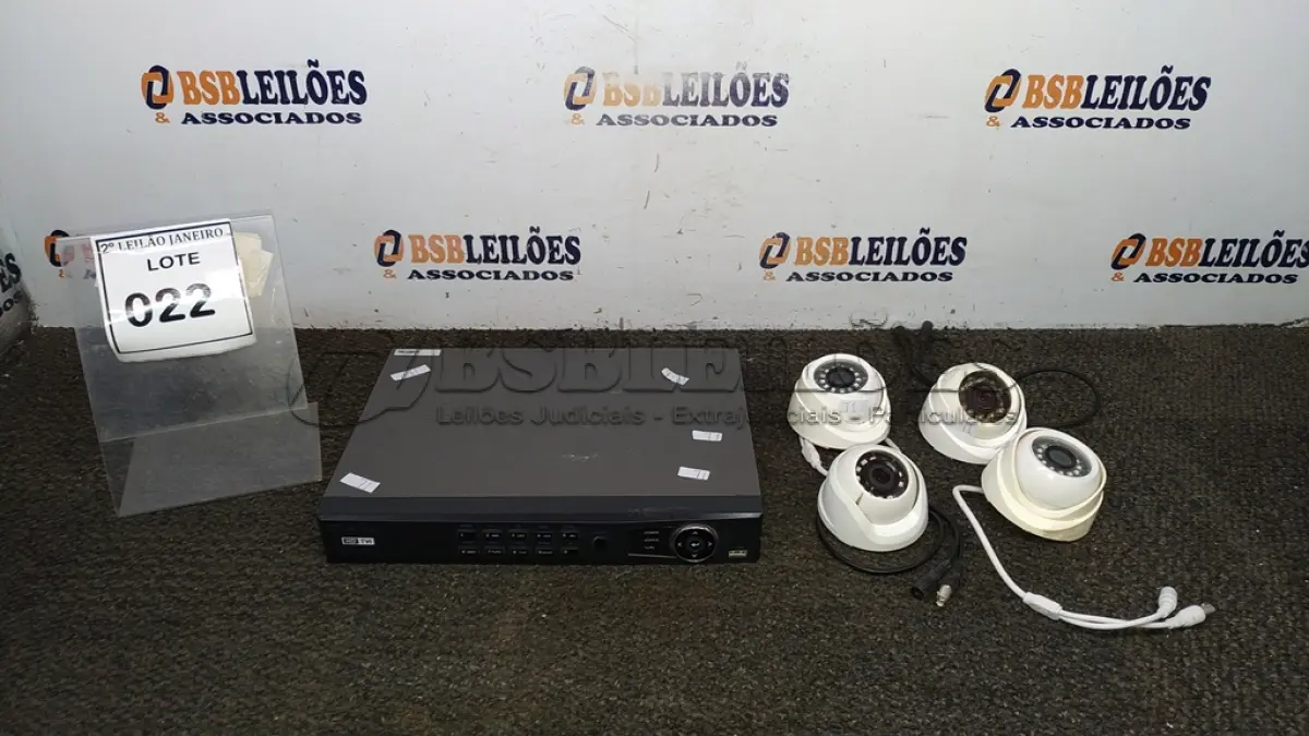 LOTE 022 - 01 DVR E 04 CÂMERAS DE MONITORAMENTO. (NO ESTADO) ATENÇÃO! FAZER A VISITAÇÃO ANTES DE ARREMATAR, NÃO SABEMOS SE FUNCIONA. LEILÃO NÃO TEM GARANTIA E NEM DEVOLUÇÃO, SUJEITO A POSSÍVEIS AVARIAS VISÍVEIS/OCULTAS E/OU AUSÊNCIA DE COMPONENTES.