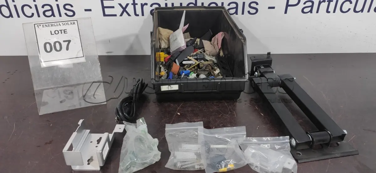 LOTE 007 - 01 CAIXA COM PARAFUSOS DIVERSOS, CONECTORES SOLARES. (NO ESTADO) ATENÇÃO! FAZER A VISITAÇÃO ANTES DE ARREMATAR, NÃO SABEMOS SE FUNCIONA, LEILÃO NÃO TEM GARANTIA E NEM DEVOLUÇÃO, SUJEITO A POSSÍVEIS AVARIAS VISÍVEIS/OCULTAS E/OU AUSÊNCIA DE COMPONENTES.