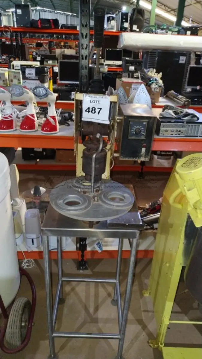 LOTE 487 - 01 MÁQUINA DE PRENSAR. (NO ESTADO) ATENÇÃO! FAZER A VISITAÇÃO ANTES DE ARREMATAR, NÃO SABEMOS SE FUNCIONA, LEILÃO NÃO TEM GARANTIA E NEM DEVOLUÇÃO, SUJEITO A POSSÍVEIS AVARIAS VISÍVEIS/OCULTAS E/OU AUSÊNCIA DE COMPONENTES.