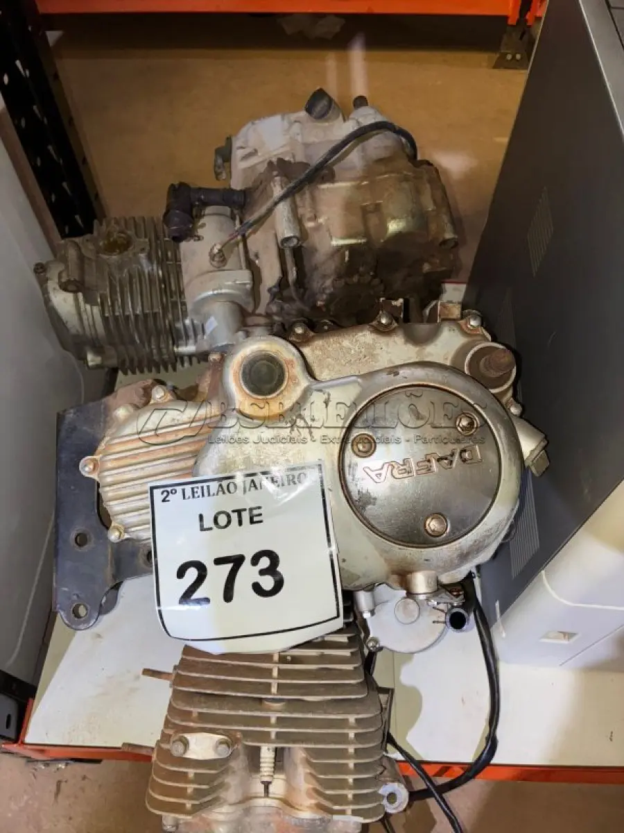 LOTE 273 - 01 MOTOR DE MOTO MARCA HONDA 156FMI-2  71004144 E 01 MOTOR DE MOTO MARCA DAFRA C6J9002989. (NO ESTADO) ATENÇÃO! FAZER A VISITAÇÃO ANTES DE ARREMATAR, NÃO SABEMOS SE FUNCIONA. LEILÃO NÃO TEM GARANTIA E NEM DEVOLUÇÃO, SUJEITO A POSSÍVEIS AVARIAS VISÍVEIS/OCULTAS E/OU AUSÊNCIA DE COMPONENTES.