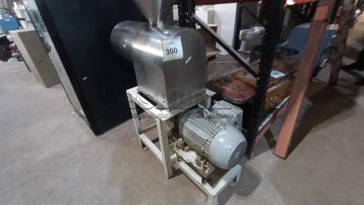 LOTE 300 - 01 DESPOLPADEIRA INDUSTRIAL. (NO ESTADO) ATENÇÃO! FAZER A VISITAÇÃO ANTES DE ARREMATAR, NÃO SABEMOS SE FUNCIONA. LEILÃO NÃO TEM GARANTIA E NEM DEVOLUÇÃO, SUJEITO A POSSÍVEIS AVARIAS VISÍVEIS/OCULTAS E/OU AUSÊNCIA DE COMPONENTES.