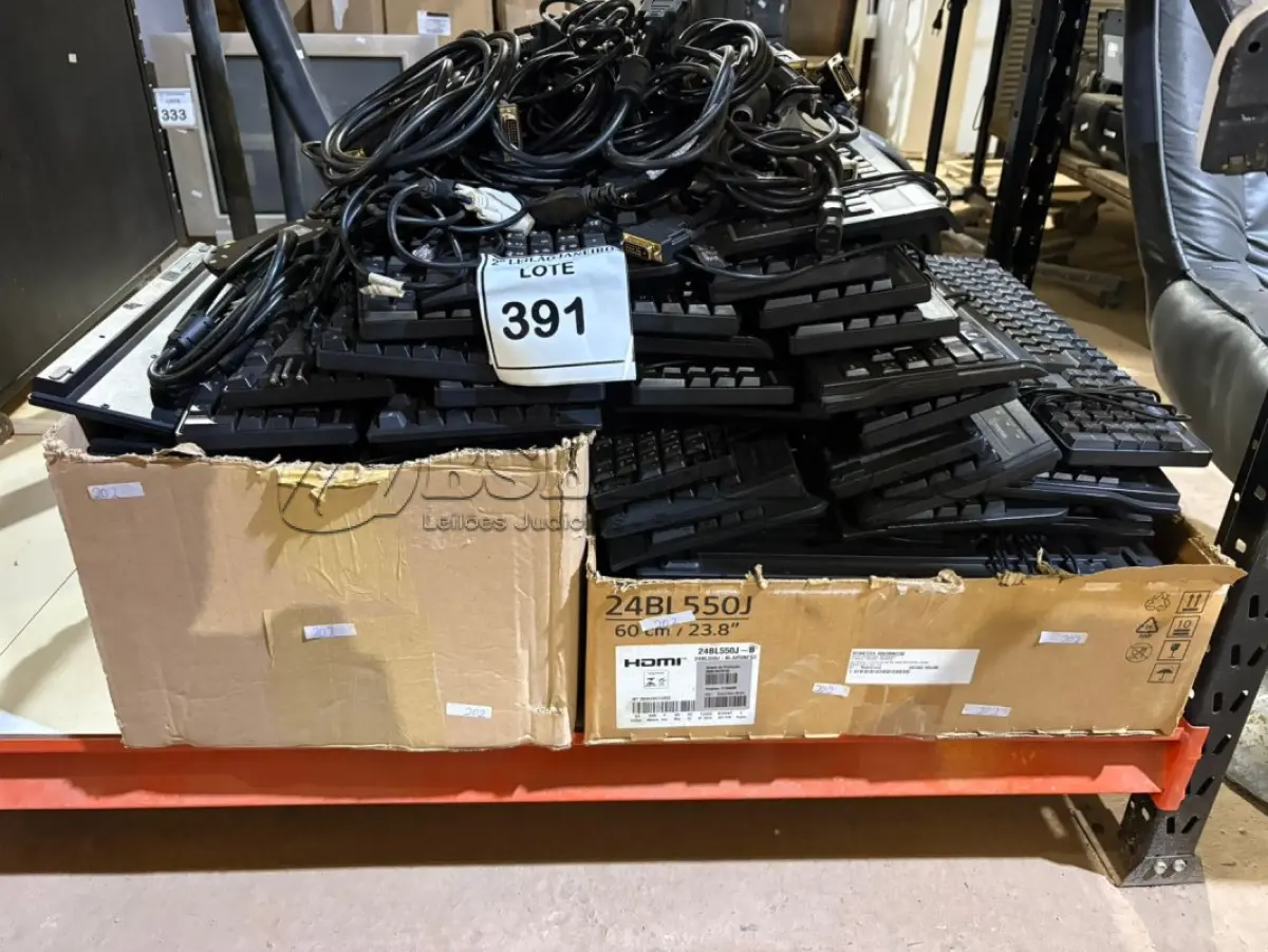 LOTE 391 - 01 LOTE COM GRANDE QUANTIDADE TECLADOS E CABOS DIVERSOS PARA PC. (NO ESTADO) ATENÇÃO! FAZER A VISITAÇÃO ANTES DE ARREMATAR, NÃO SABEMOS SE FUNCIONA. LEILÃO NÃO TEM GARANTIA E NEM DEVOLUÇÃO, SUJEITO A POSSÍVEIS AVARIAS VISÍVEIS/OCULTAS E/OU AUSÊNCIA DE COMPONENTES.