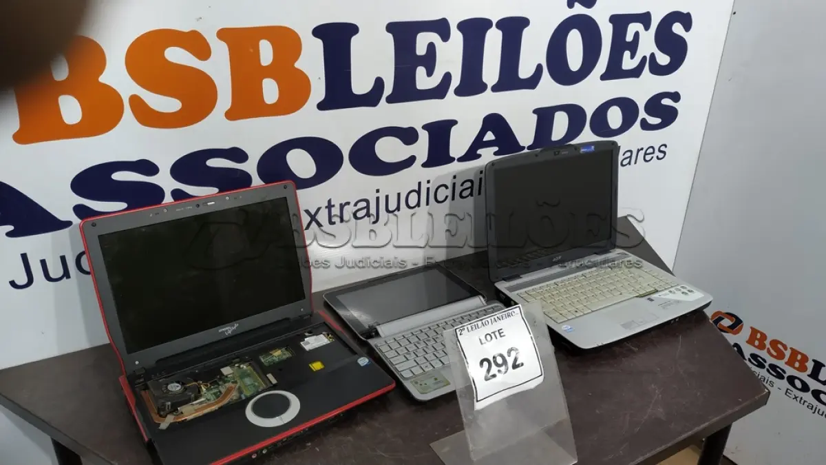 LOTE 292 - 03 NOTEBOOKS DE MARCAS E MODELOS DIVERSOS. (NO ESTADO) ATENÇÃO! FAZER A VISITAÇÃO ANTES DE ARREMATAR, NÃO SABEMOS SE FUNCIONA. LEILÃO NÃO TEM GARANTIA E NEM DEVOLUÇÃO, SUJEITO A POSSÍVEIS AVARIAS VISÍVEIS/OCULTAS E/OU AUSÊNCIA DE COMPONENTES.