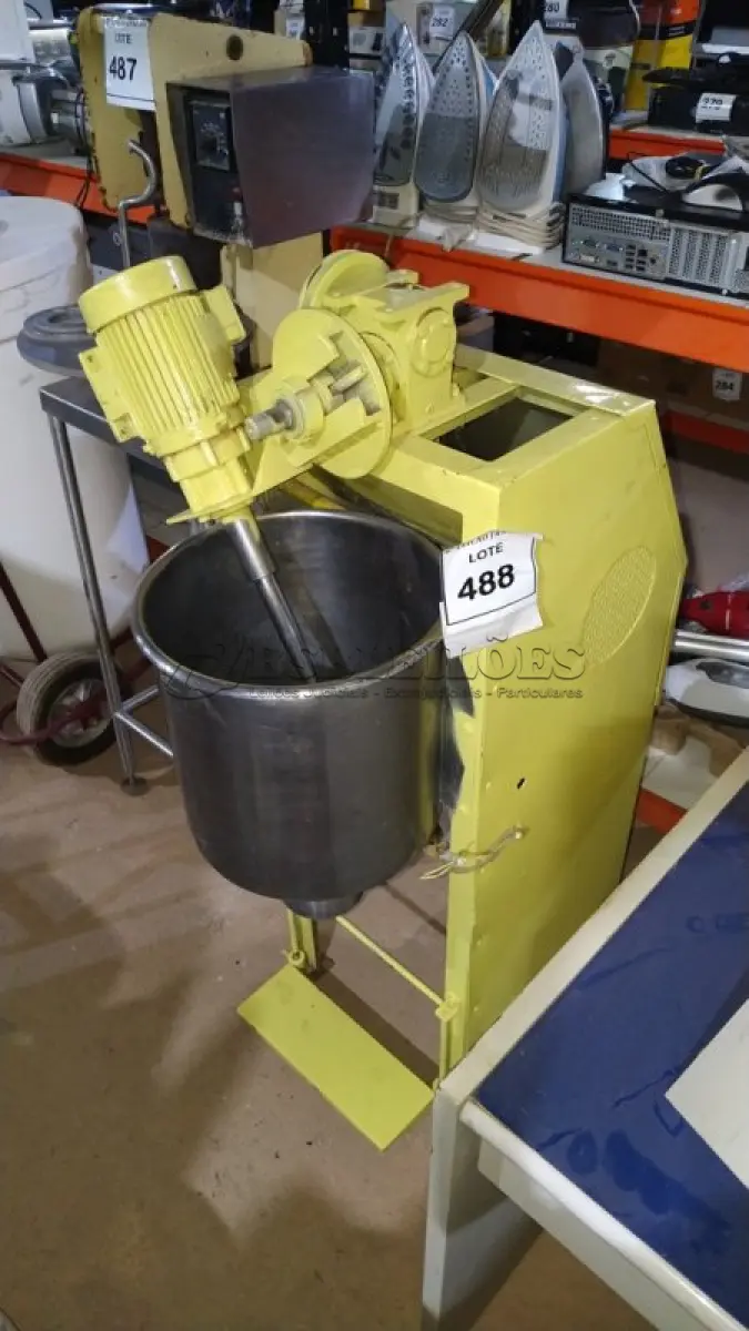 LOTE 488 - 01 MISTURADOR INDUSTRIAL EM INOX. (NO ESTADO) ATENÇÃO! FAZER A VISITAÇÃO ANTES DE ARREMATAR, NÃO SABEMOS SE FUNCIONA, LEILÃO NÃO TEM GARANTIA E NEM DEVOLUÇÃO, SUJEITO A POSSÍVEIS AVARIAS VISÍVEIS/OCULTAS E/OU AUSÊNCIA DE COMPONENTES.