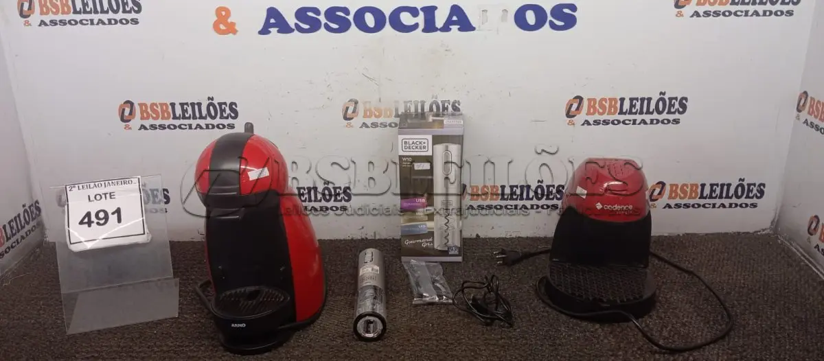 LOTE 491 - 02 CAFETEIRAS EXPRESS E 01 ABRIDOR DE VINHO MARCA BLACK DECKER (NO ESTADO) ATENÇÃO! FAZER A VISITAÇÃO ANTES DE ARREMATAR, NÃO SABEMOS SE FUNCIONA, LEILÃO NÃO TEM GARANTIA E NEM DEVOLUÇÃO, SUJEITO A POSSÍVEIS AVARIAS VISÍVEIS/OCULTAS E/OU AUSÊNCIA DE COMPONENTES.