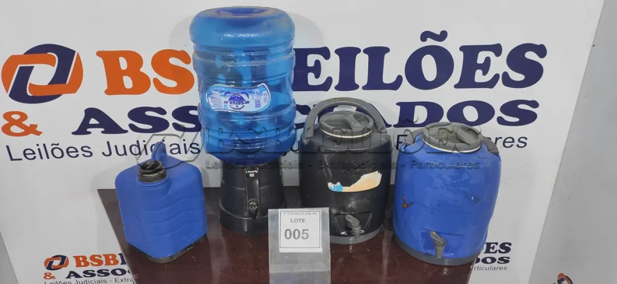 LOTE 005 - 03 GARRAFAS TÉRMICAS E 01 BEBEDOURO COM GARRAFÃO. (NO ESTADO) ATENÇÃO! FAZER A VISITAÇÃO ANTES DE ARREMATAR, NÃO SABEMOS SE FUNCIONA, LEILÃO NÃO TEM GARANTIA E NEM DEVOLUÇÃO, SUJEITO A POSSÍVEIS AVARIAS VISÍVEIS/OCULTAS E/OU AUSÊNCIA DE COMPONENTES.