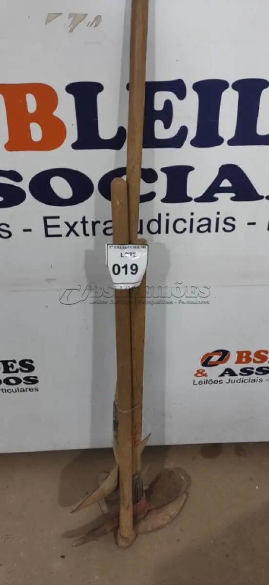 LOTE 019 - 01 PÁ COM CABO, 01 ENXADA COM CABO E 01 PICARETA COM CABO. (NO ESTADO) ATENÇÃO! FAZER A VISITAÇÃO ANTES DE ARREMATAR, NÃO SABEMOS SE FUNCIONA, LEILÃO NÃO TEM GARANTIA E NEM DEVOLUÇÃO, SUJEITO A POSSÍVEIS AVARIAS VISÍVEIS/OCULTAS E/OU AUSÊNCIA DE COMPONENTES.