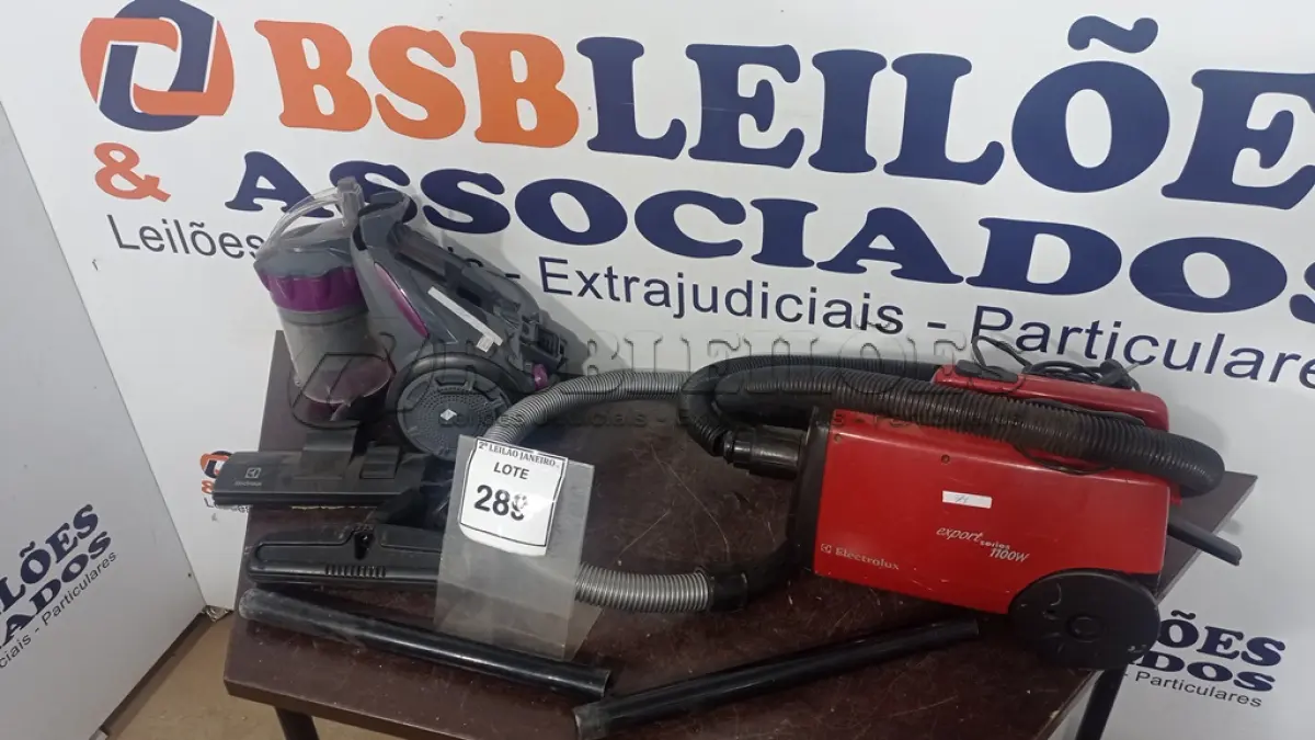 LOTE 289 - 02 ASPIRADORES DE PÓ MARCA ELECTROLUX. (NO ESTADO) ATENÇÃO! FAZER A VISITAÇÃO ANTES DE ARREMATAR, NÃO SABEMOS SE FUNCIONA. LEILÃO NÃO TEM GARANTIA E NEM DEVOLUÇÃO, SUJEITO A POSSÍVEIS AVARIAS VISÍVEIS/OCULTAS E/OU AUSÊNCIA DE COMPONENTES.